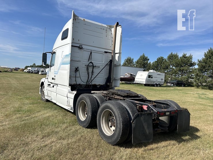 2012-volvo-vnl64t670-image-7