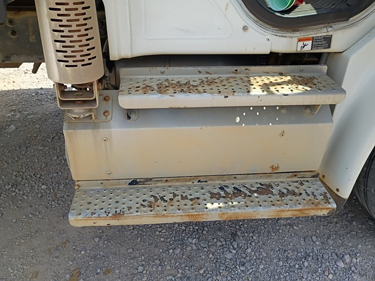 2013-freightliner-m2-106-image-52