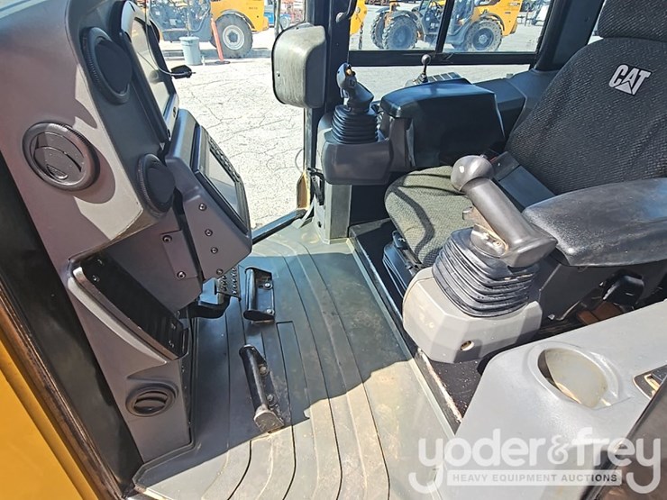 2015-caterpillar-d5k2-lgp-image-31