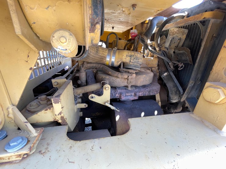 #2002-•-v30b-forklift-image-48