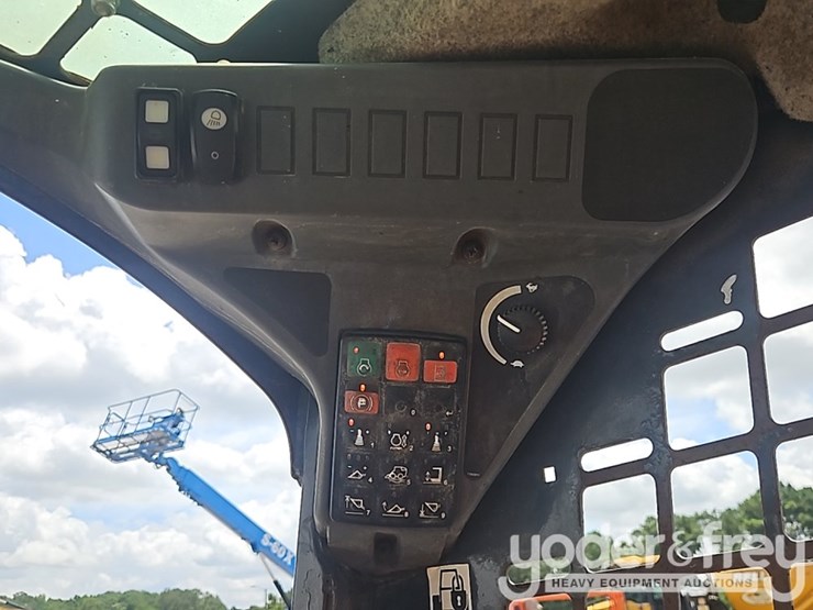 2019-deere-317g-image-26