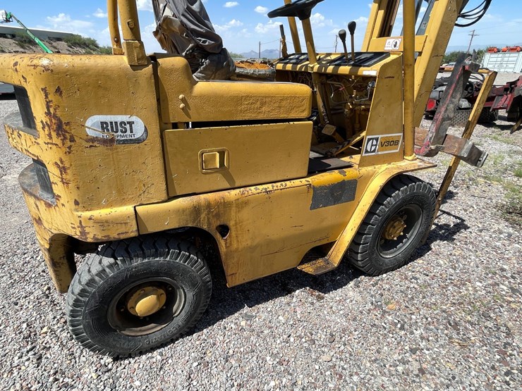 #2001-•-v30b-forklift-image-48