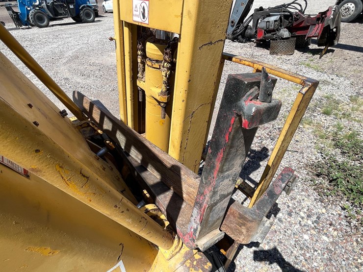 #2001-•-v30b-forklift-image-12