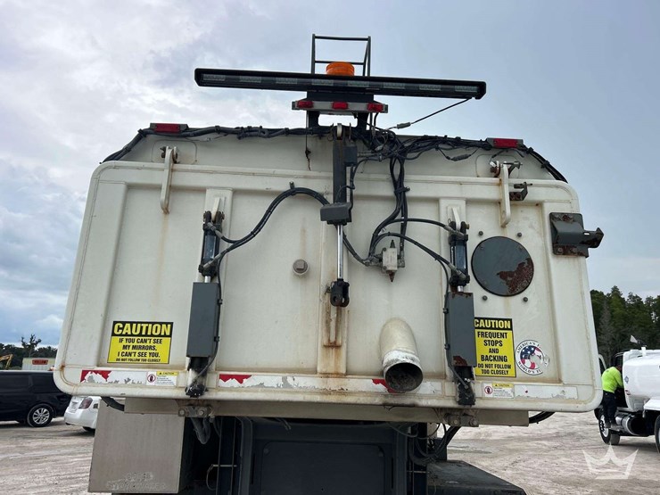 2019-freightliner-m2-106-image-14