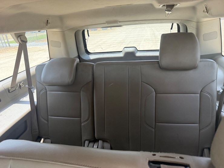 2015-chevrolet-suburban-image-10
