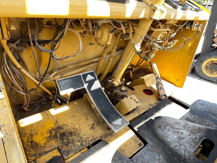 #2001-•-v30b-forklift-image-27