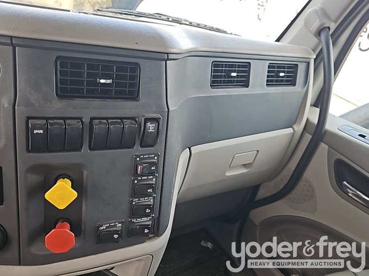 2018-peterbilt-567-image-32