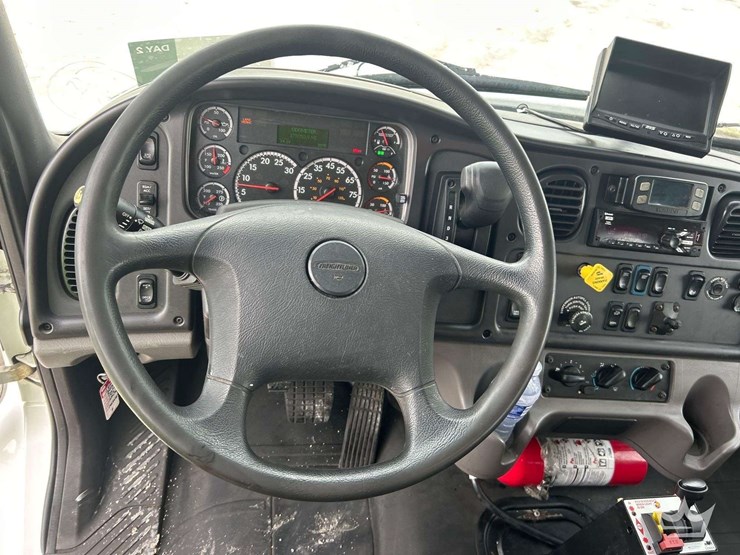 2021-freightliner-m2-106-image-11
