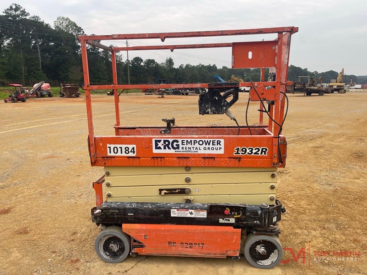 2017-jlg-1932r-image-6