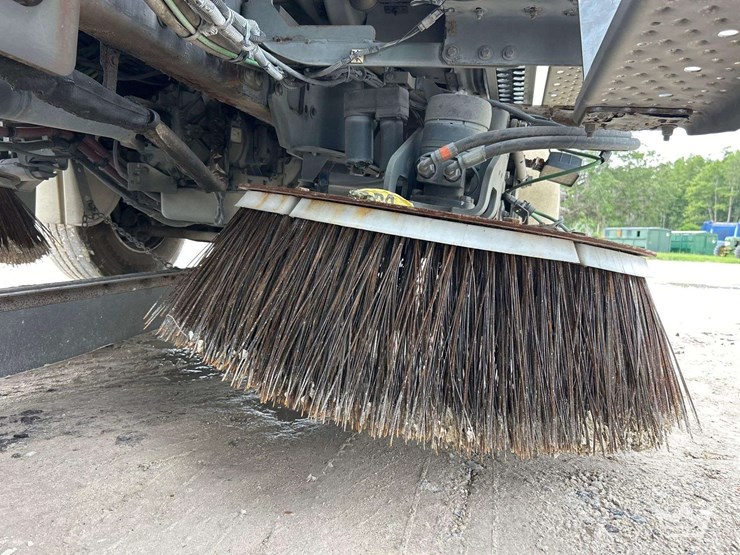 2019-freightliner-m2-106-image-20