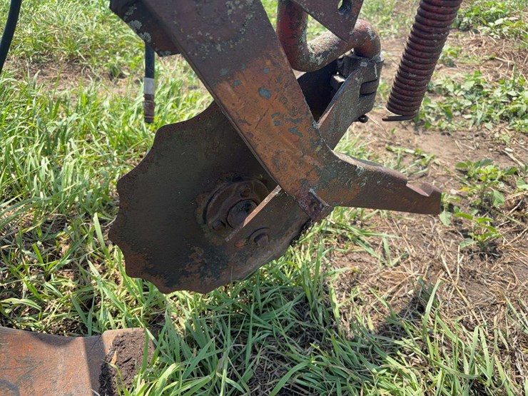 mccormick-deering-412-four-bottom-14”-fast-hitch-mold-board-plow-image-20