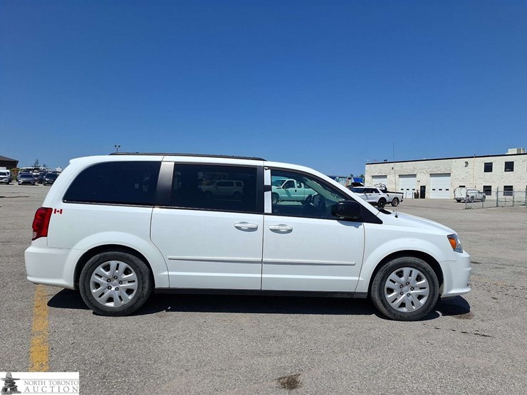 2014-dodge-grand-caravan-sxt-image-4