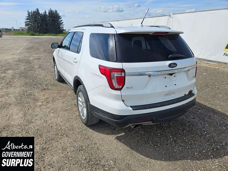 2019-ford-explorer-xlt-image-18