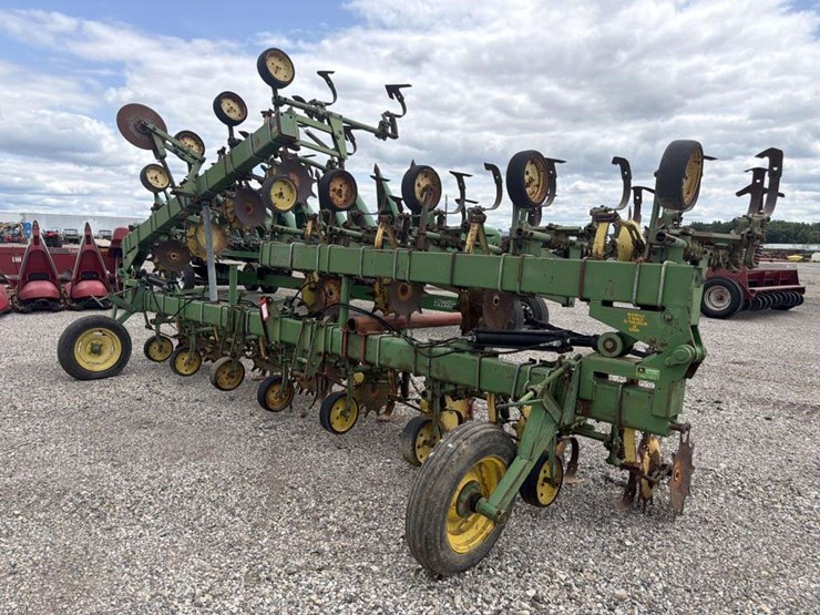 john-deere-16-image-1