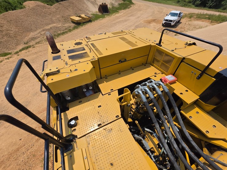 2023-caterpillar-374-image-17