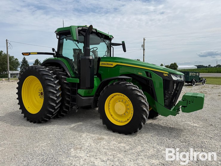 2025-john-deere-8r-250-image-3