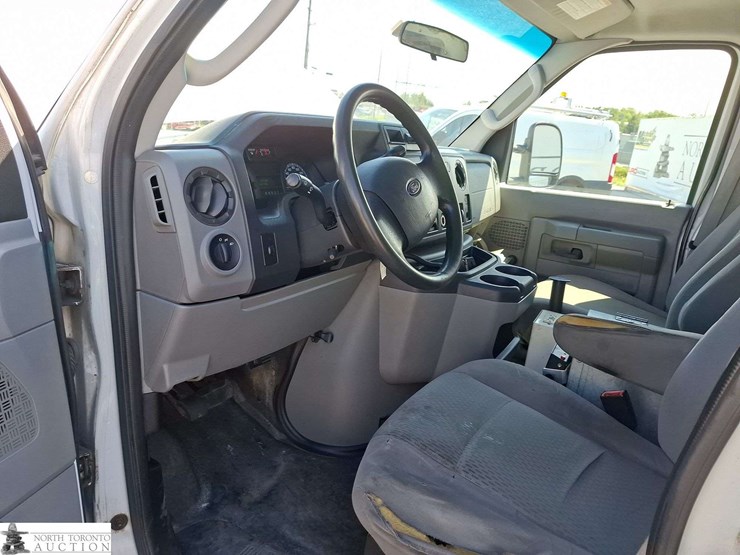 2010-ford-cargo-image-11