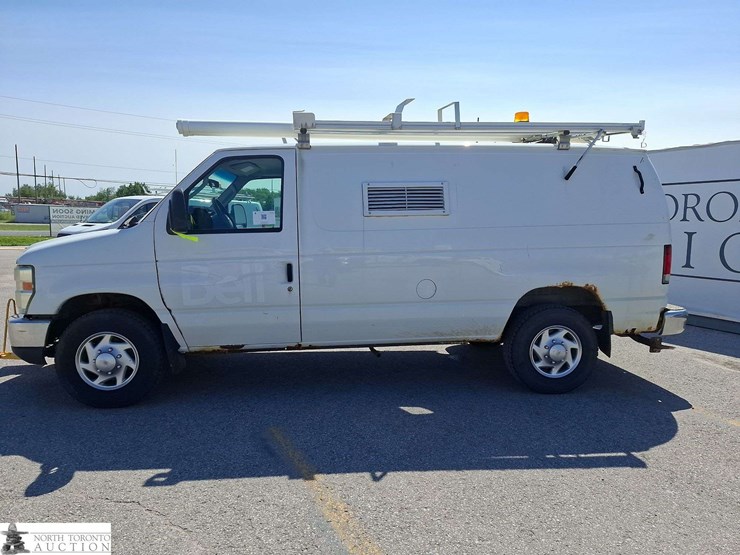 2010-ford-cargo-image-8