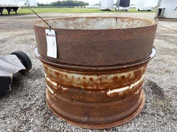 dual-wheel-off-of-4000-series-tractor-image-2