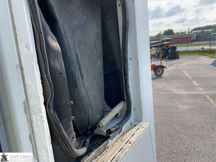 2014-ford-cargo-image-21