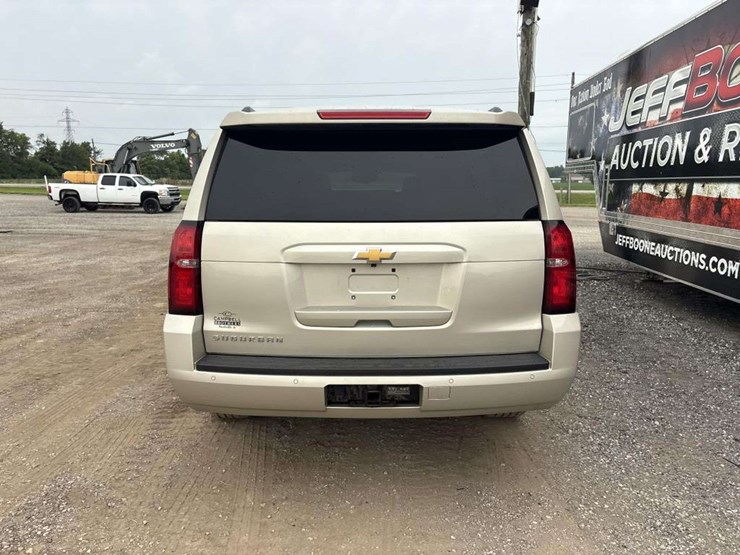 2016-chevrolet-suburban-image-4