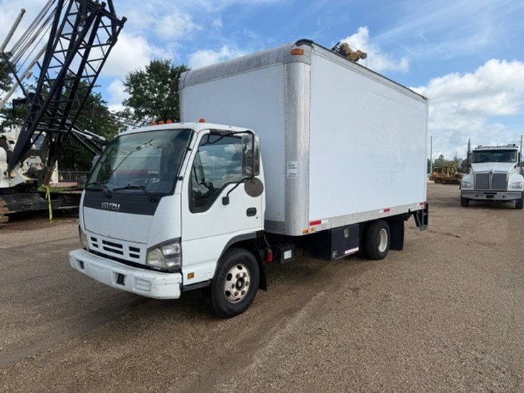 2007-isuzu-npr-image-1