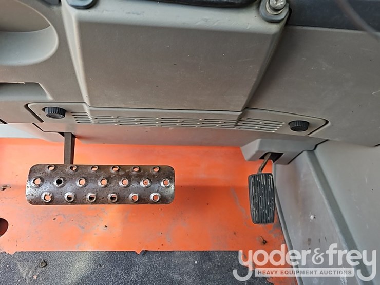 2018-jlg-742-image-29