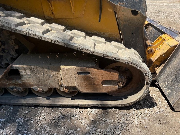 2021-deere-317g-image-15