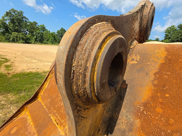 2023-caterpillar-374-image-133