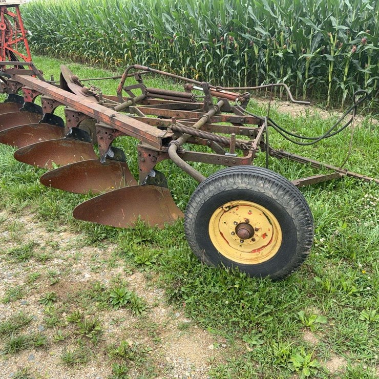 (6) Bottom IH Plow