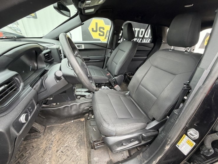 2020-ford-explorer-image-26