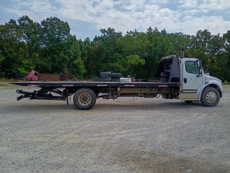2013-freightliner-m2-106-image-10