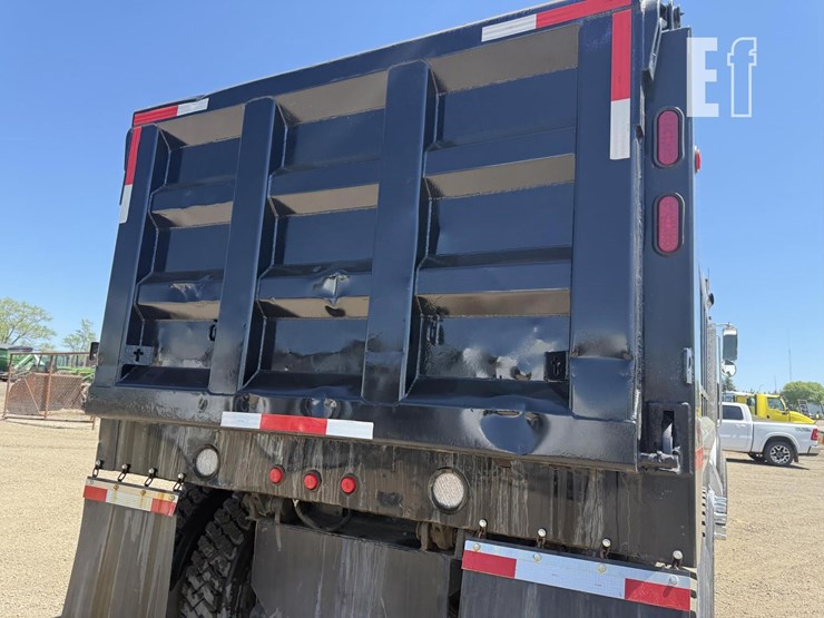 2005-peterbilt-335-image-48