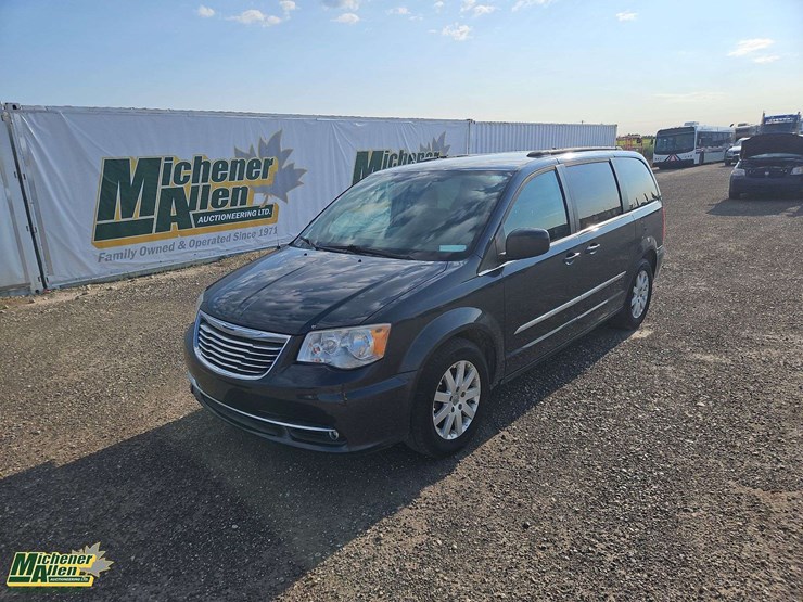 2014-chrysler-town-&-country-image-1