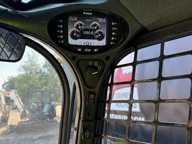 2020-bobcat-t740-image-24