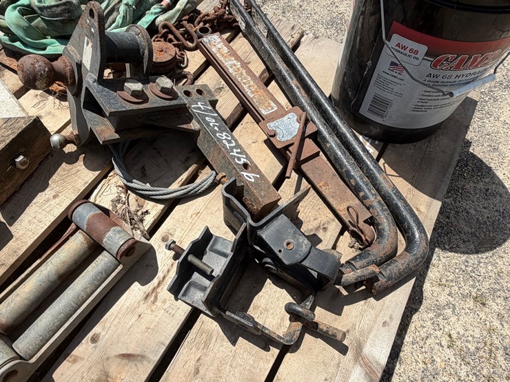 #1613-•-pallet-of-misc-items,-hitch-with-camper-sway-kit-image-7