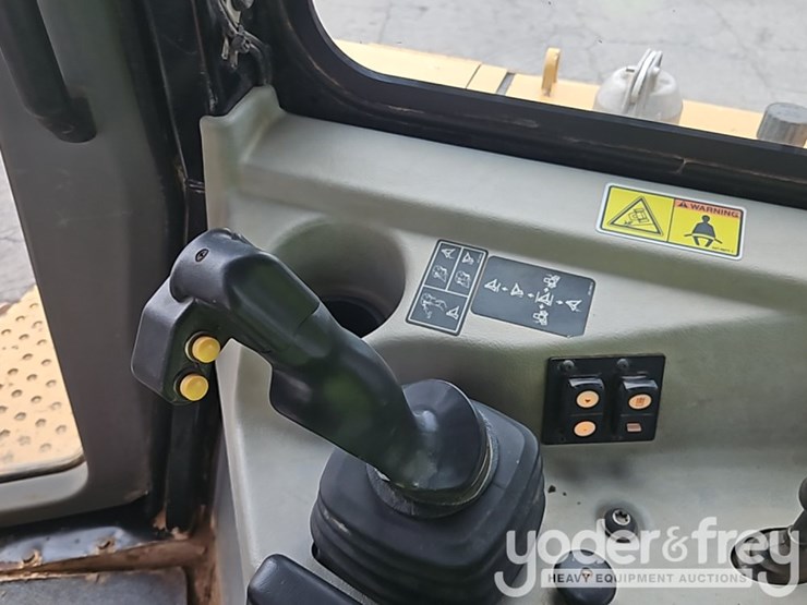 2014-caterpillar-d6t-image-35