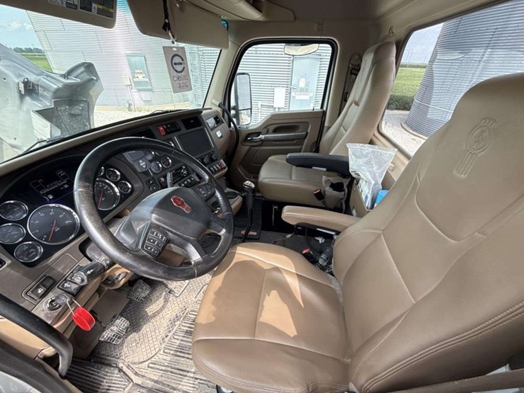 2014-kenworth-t680-image-24