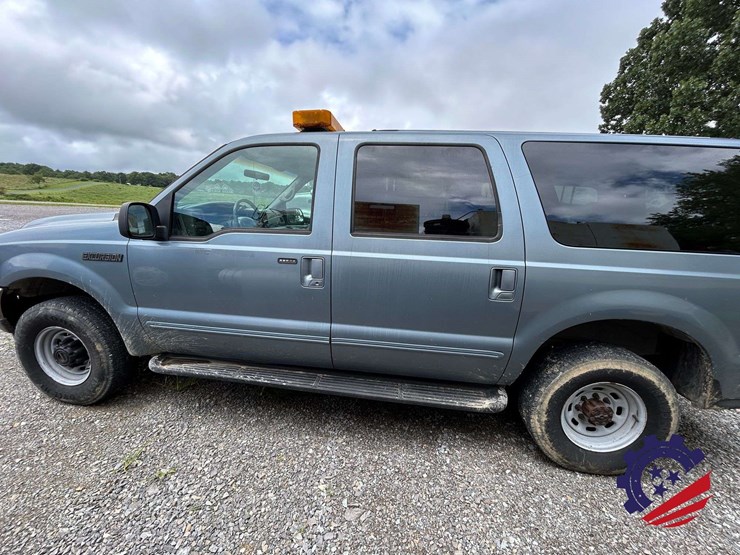 2000-ford-excursion-image-2