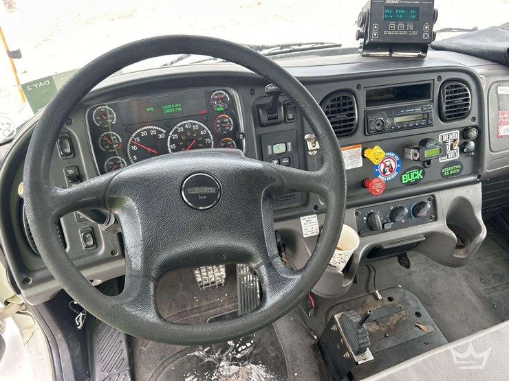 2016-freightliner-m2-106-image-11