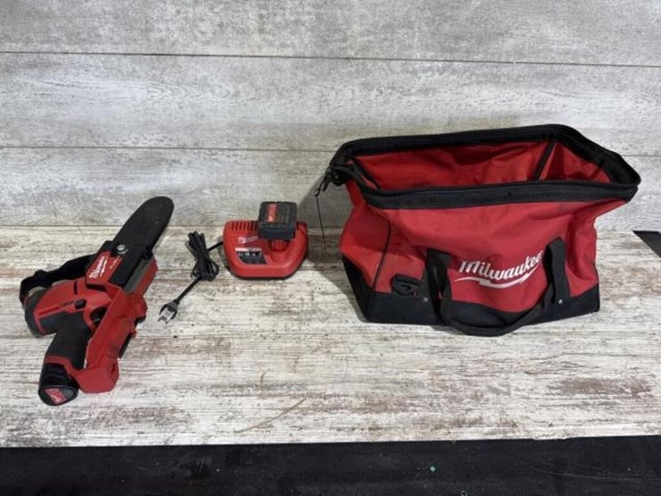 milwaukee-m12-hatchet-saw-2-batteries-and-charger-image-1