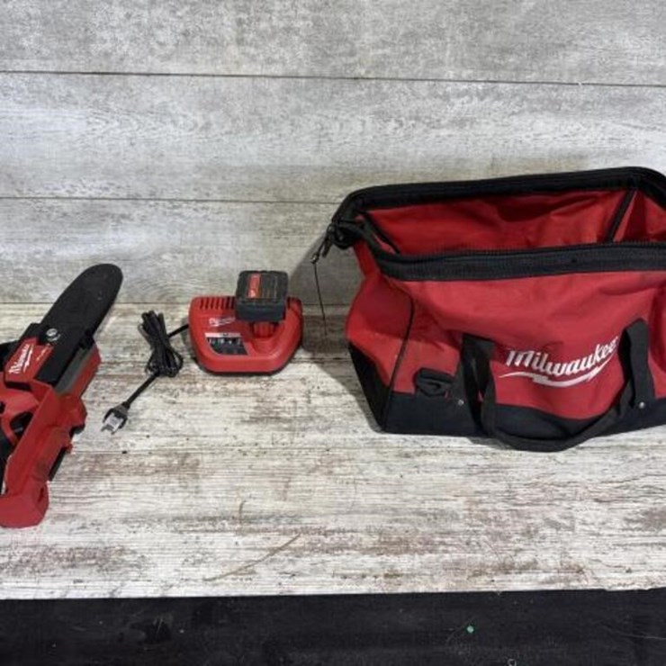 Milwaukee M12 hatchet saw 2 batteries and charger
