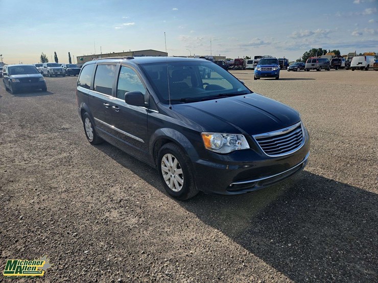 2014-chrysler-town-&-country-image-2