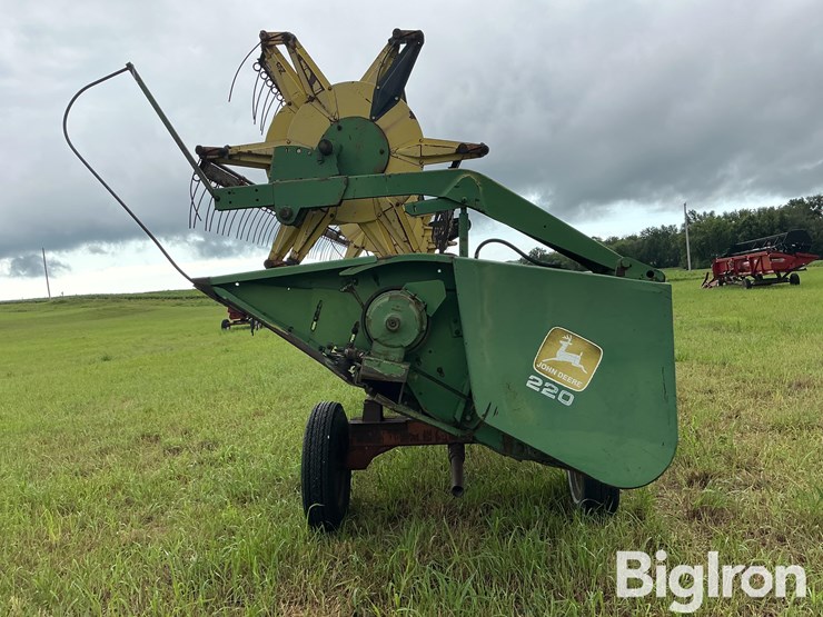 john-deere-220-image-8