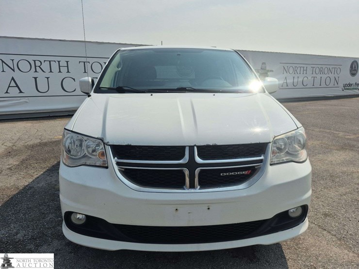 2017-dodge-grand-caravan-crew-image-2