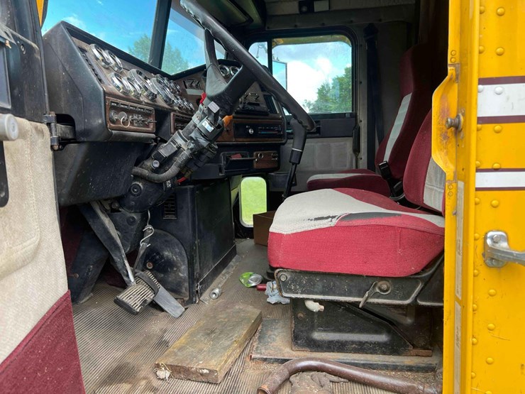1992-freightliner-fld120-image-6
