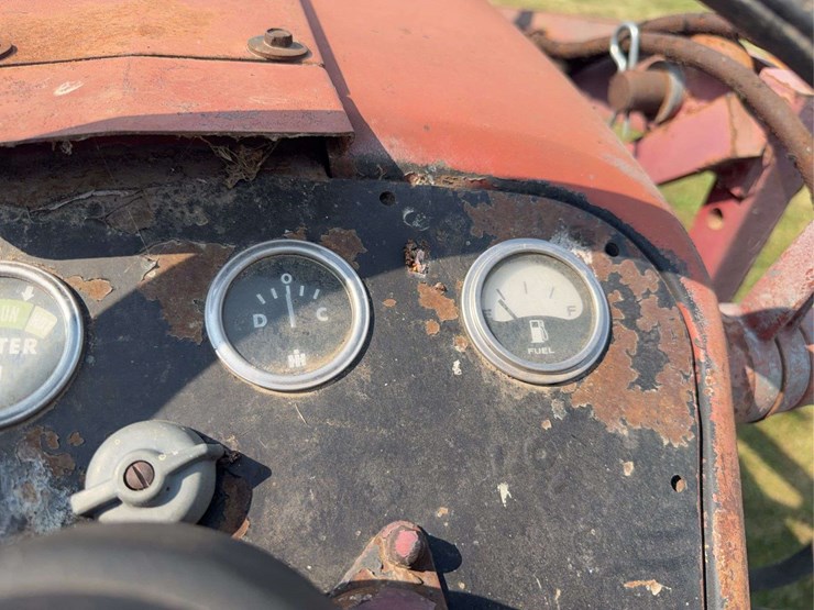 farmall-340-gas-with-loader-image-51
