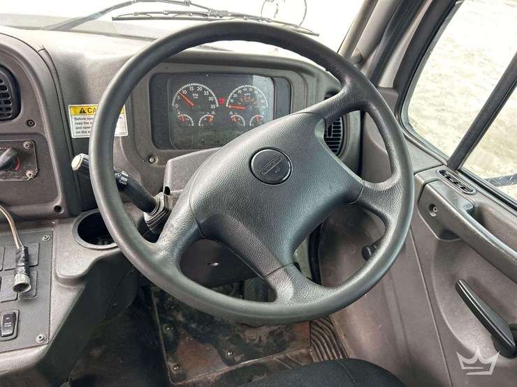 2019-freightliner-m2-106-image-40