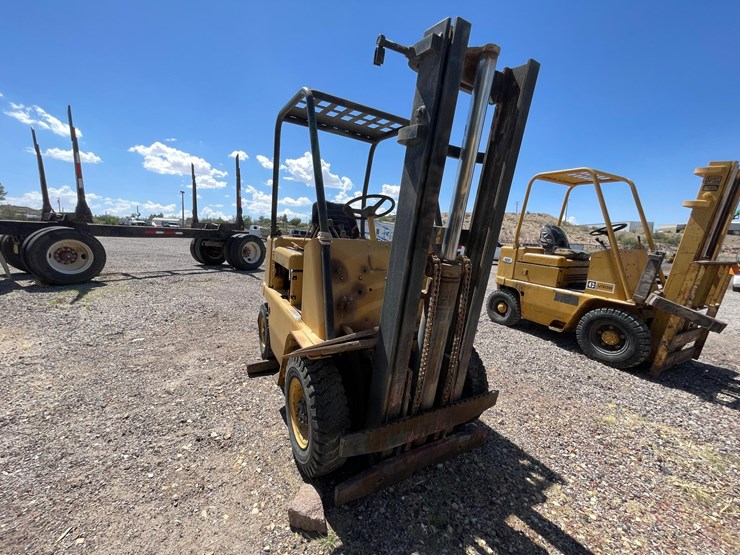 #2002-•-v30b-forklift-image-9