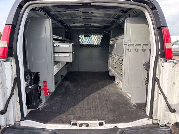 2017-chevrolet-express-2500-image-19